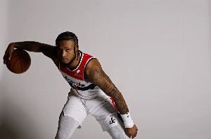 正负值-27有点惨！惠特摩尔季前赛首秀替补7中4砍10分1断1帽