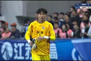 为点球大战做准备！南通第90分钟换下首发门将，蔡天龙替补登场
