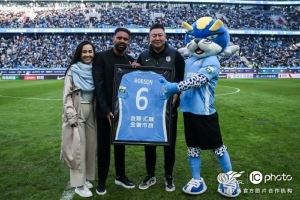 致敬功勋外援！大连英博为罗伯森办退役仪式