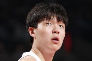 解说：杨瀚森需要很好的投篮环境 他与队友&对手都不在一个节奏上