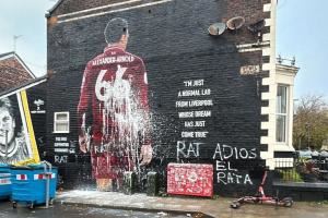  记者晒视频：工作人员正清理阿诺德遭到污损的壁画