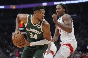  本赛季字母哥场均砍下32.3分12.6板6.3助 投篮命中率高达67.7%