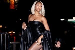  里斯红毯造型！黑丝加金发 全黑造型的里斯差点认不出来！