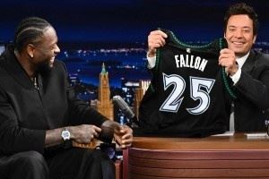  造型打几分？兰德尔打纽约客场期间 顺道参加吉米·法伦今夜秀