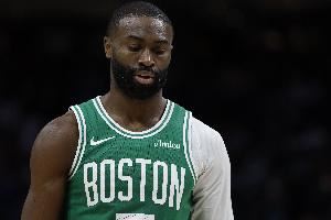  苦苦支撑！杰伦·布朗首节11中7砍下16分2板1助 球队落后11分