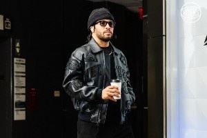  真的帅！尼克斯众将入场穿搭：全员上身都是和Kith联名的各种款式