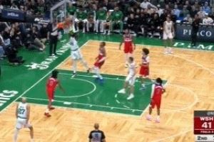  太快了！科塔顺下空接暴扣 凯尔特人一波16-4反超奇才