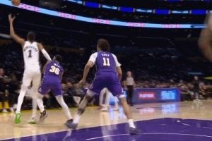  麻烦了！文班亚马面对斯玛特顶防推翻后者进攻犯规&个人五犯