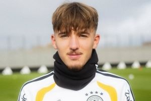  伦纳特·卡尔获得弗里茨·瓦尔特银质奖章，拜仁社媒晒照祝贺