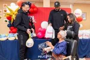  临近感恩节！小乔丹&皮维代表鹈鹕回馈社区 给居民送火鸡等食材