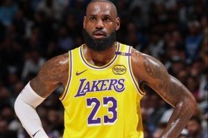 雷迪克：我们不会要求詹姆斯追着对方头号得分手跑40分钟！