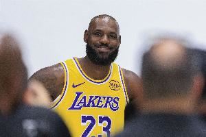  解说：老詹对比赛生疏但视野和传球在线 艾顿&海斯吃得盆满钵满