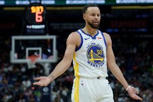  怎么搞的？上半场库里三分7中5 魔术全队三分16中5还领先7分