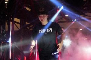  😎来了来了！杨瀚森早早等在场边 等了足足2分多钟 终于上场！